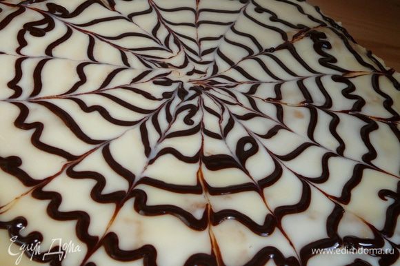 Полить по спирали жидкой шоколадной струйкой, палочкой нарисовать паутинку. Пирог хорошо охладить. Есть с удовольствием)))))))))))