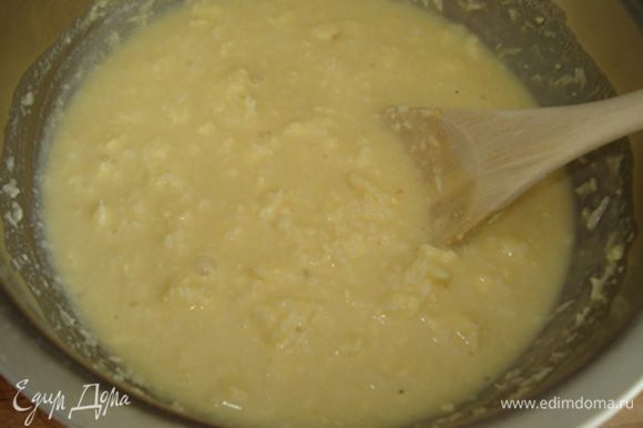 В масло всыпать смесь из кокоса и миндальной муки.Не перемешивать.Затем добавить яйцо,ром и сливки.Пeремешать до однородной массы.Накрыть и поставить в холодильник.