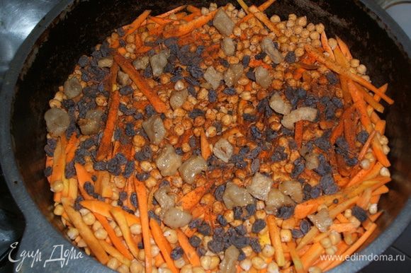 после тога, как лучок подрумянился, добавляем в казан порезанную соломкой морковь и хорошо промытый горох, а так же специи, соль ну и если остались - шкварочки. Заливаете эту красоту водой, чтобы слегка покрывало морковь и варите до полу готовности моркови. Пробуете на соль. Это мы приготовили зервак, ну а следующим шагом конечно же идет приготовление плова!