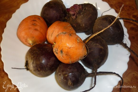 свеклу и морковь почистить, нарезать очень тонкой соломкой, как на корейский салат. можно и на терке натереть, но тогда овощи потеряют много сока