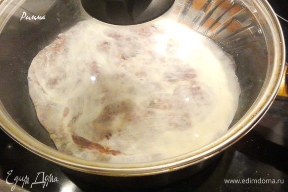 Каждую лепешку жарьте на сухой, горячей сковороде с двух сторон по 3-5 минут, под закрытой крышке.