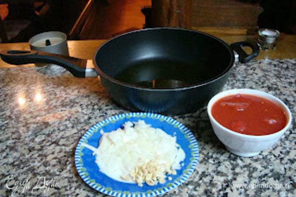 В глубокой сковороде обжариваем лук с чесноком и лавровым листом,доводим до прозрачности и добавляем помидоры.Тушим всё под закрытой крышкой 5-7 мин.