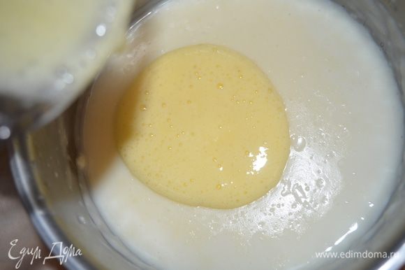 Добавляем желтки в молочную смесь и размешиваем