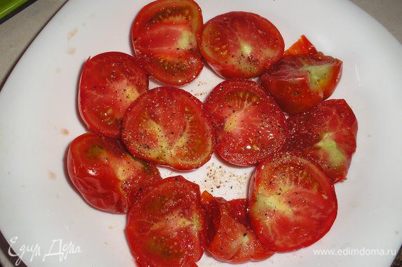 Для начала помидоры разрезаем на половинки, солим, перчим, смазываем оливковым маслом и запекаем при температуре 150 гр. 45 минут (можно воспользоваться быстрым методом и запекать в микроволновке 5-6 минут)