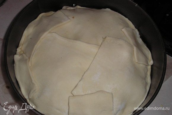 Слоеное тесто раскатываем по размеру формы и накрываем им наш тарт.