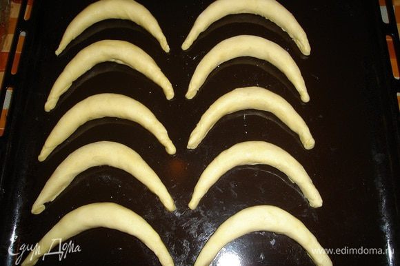 собираем готовые бананы на противень и отправляем в духовку на 15-25 мин..поглядывая за ними..