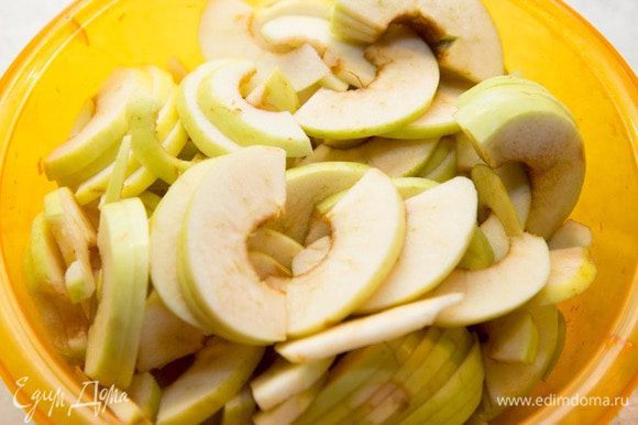 1. Очистить от сердцевин и нарезать на тонкие ломтики яблоки.