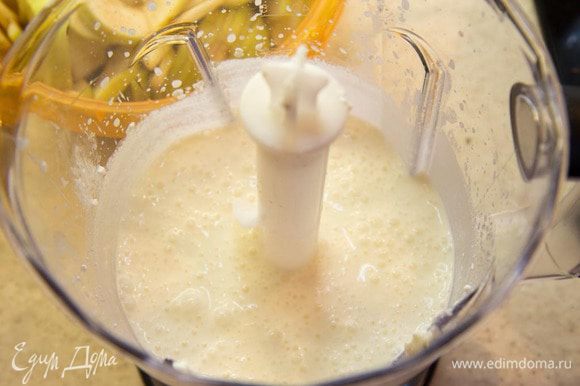 2. Взбить блендером творог, молоко и сахар.