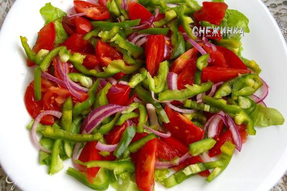 На салатные листья кладём томаты, затем перец и лук.