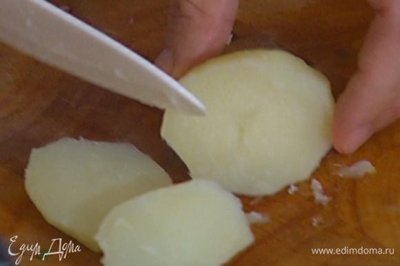 Готовый картофель нарезать кружками.