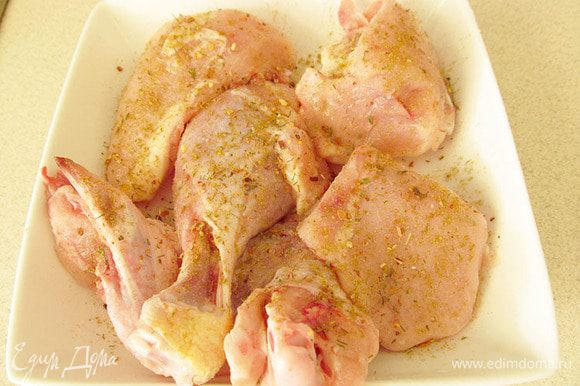 Кусочки курицы вымыть, обсушить, посолить, посыпать специями для курицы и дать промариноваться 15 минут.