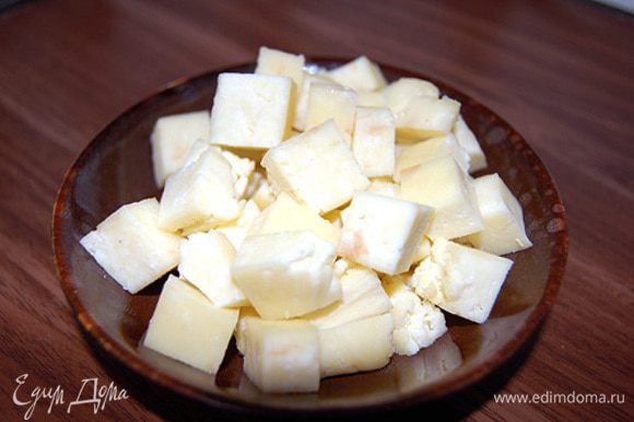 Если планируете жарить панир - нарежьте плотный сыр кубиками. Можно подать в виде "свежей" закуски - сформируйте из более мягкого панира шарики с добавлением любимых специй и травок :)