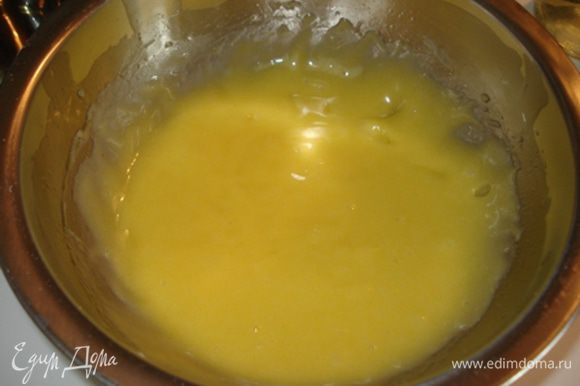 Разогреть духовку до 170°C. Яйцо взбить с солью и сахаром. Во время взбивания добавлять масло. Взбить до плотного состояния. Противень для маффинов застелить пекарской бумагой.