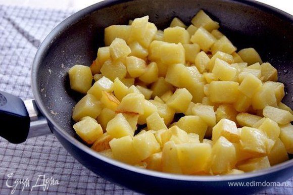 Картофель нарезать соломкой и обжарить в растительном масле до готовности (отставить отдельно).