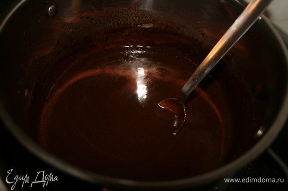 На водяной бане растопить шоколад, сливочное масло, сахар, какао и молоко до образования однородной гладкой массы. Дать остыть.