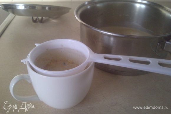 Процедите ароматный индийский чай перед подачей.