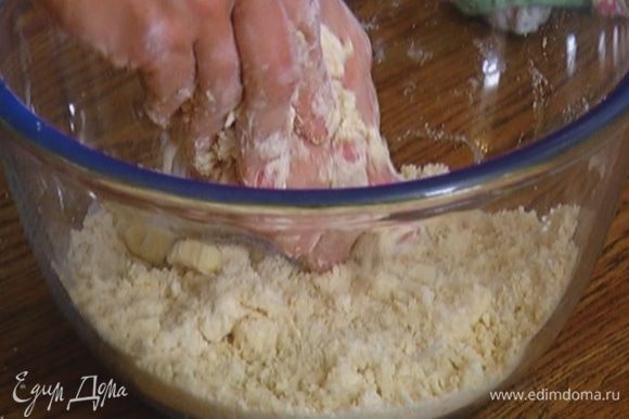 Соединить масло с мукой, 2 ст. ложками сахара, солью и растереть руками в крошку.