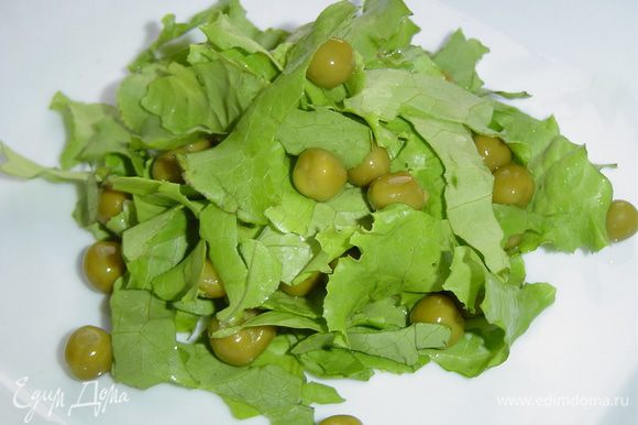 К салату добавляем измельченный зеленый лук, зеленый горошек,