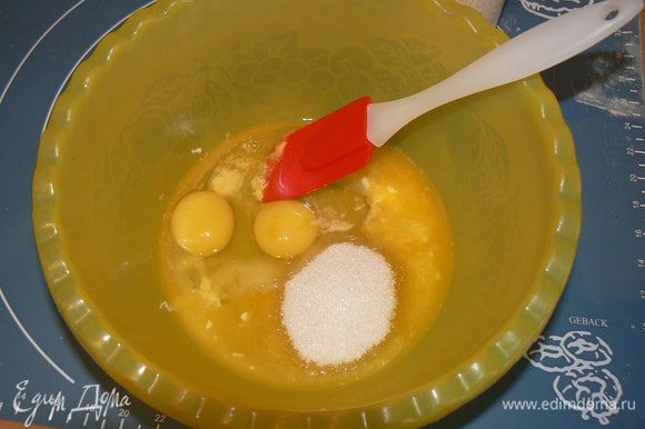 Масло (маргарин) растопить до жидкого состояния,добавить сахар, яйца, соль;