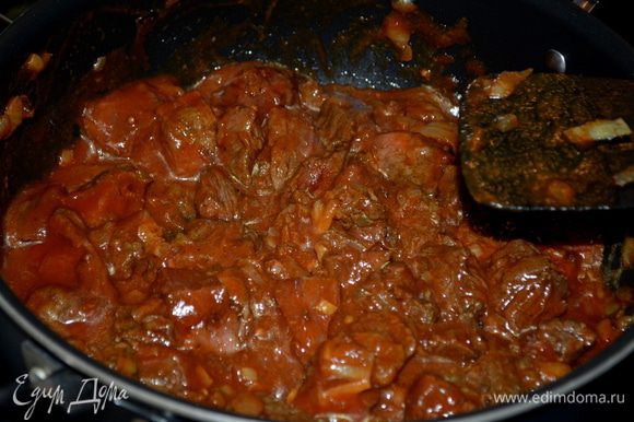 Добавим говядину.И помешивая готовим 7-8 мин.Затем порезанный помидор и томат.пасту с водой.Довести до кипения, убавить огонь,закрыть крышкой и готовить примерно еще 10 мин. или до готовности говядины.