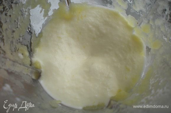 К яблочному пюре добавить сахар и белок, взбивать до увеличения массы. Затем добавить разведенный желатин и еще раз хорошенько взбить.