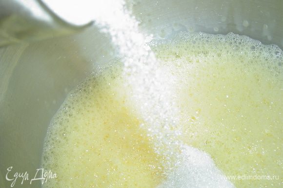а затем добавляем сахар и ванильный сахар, взбиваем в течении одной минуты.