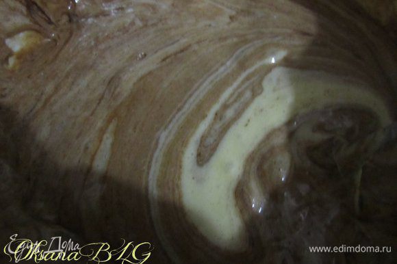 К яйцам добавить растопленный шоколад, ввести муку с разрыхлителем.