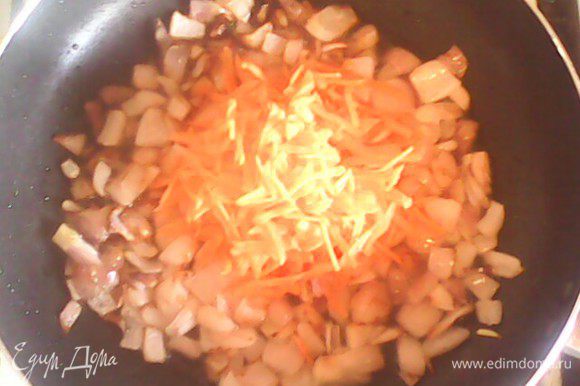 На растительном масле обжарить лук с морковью. Переложить в кастрюлю. Добавить картофель.