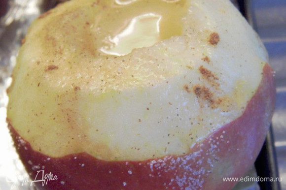 В блюдце смешайте сахар с корицей и обмакните в эту смесь каждое яблоко очищенной стороной. Выложите в углубление каждого яблока по 1 ч. л. меда.