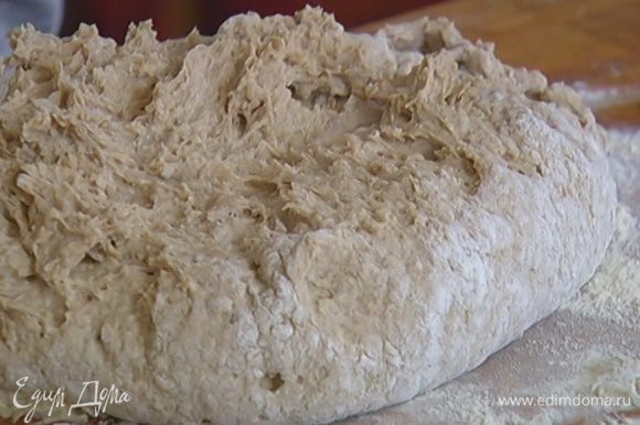 Рабочую поверхность присыпать частью оставшейся муки, выложить подошедшее тесто, слегка вымесить его и сформировать булочки.
