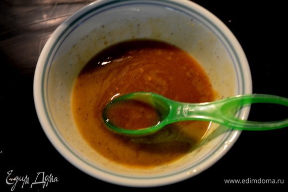 Разогреть духовку до 200 гр. Смешать в отдельной чаше мед,горчицу,слив.масло, вуштуер.соус, соль и перец.