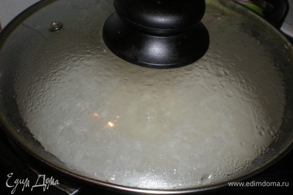 Использовать кастрюлю с толстым дном, залить рис чистой водой в пропорции 1(риса) : 1,2(воды). Поставьте кастрюлю на огонь и довести рис до кипения. Готовить рис на слабом огне 15 - 20 минут. Во время приготовления не снимать крышку с кастрюли.