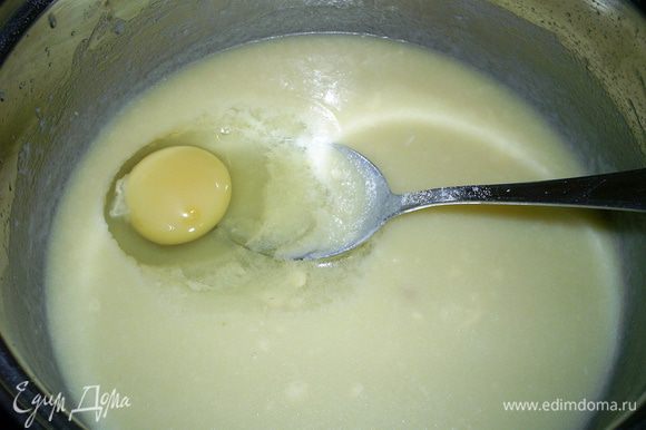 В кастрюльку наливаем молоко, добавляем сахар и порезанное на кусочки масло. Доводим смесь до кипения, варим, пока сахар и масло не растают. Охлаждаем до температуры чуть больше комнатной. Добавляем яйцо и размешиваем до однородности.