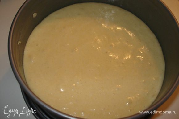 Добавить муку, перемешать до однородной массы. Перелить тесто в форму, выпекать 25-30 мин. при 180°C.