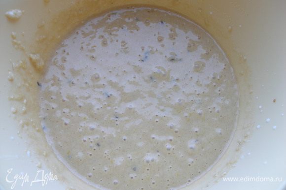 В масляно-сметанную смесь добавить яйца и чай на молоке. Если чай крупнолистовой, тогда молоко надо процедить, если чай мелкий - все идет в тесто.