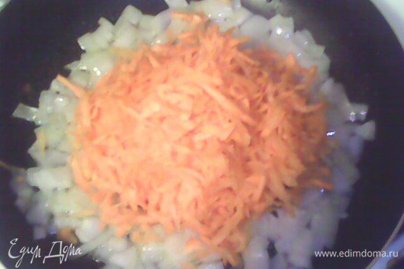 Обжарить лук с натертой морковью до готовности.