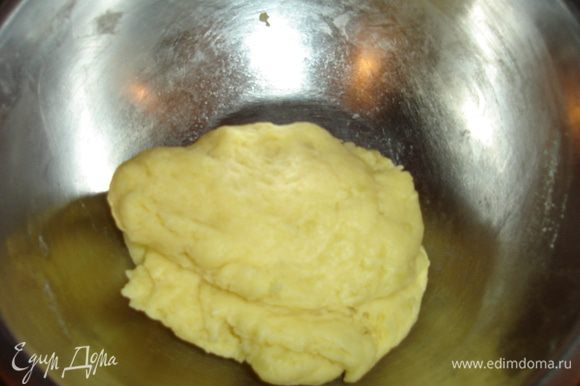 Готовим тесто. (По рецепту Лизы Оливер) Картофель сливаем, подсушиваем, разминаем. Добавляем мягкое сливочное масло, соль, муку порциями (немного разрыхлителя) и вымешиваем нежное тесто.