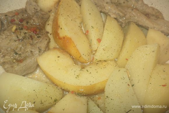 присыпем специями овощи и фрукты, посолим и тушим все содержимое сковородки до полной готовности картофеля, закрыв крышкой