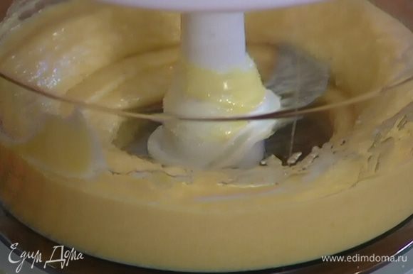 Предварительно размягченное сливочное масло соединить с сахаром и яйцом и взбить все в блендере.