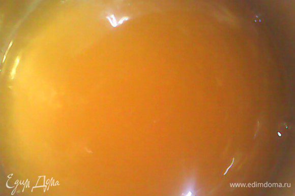 Смесь апельсинового сока и желатина залить 1 стаканом кипятка и размешать до полного растворения. Поставить в холодное место для застывания.