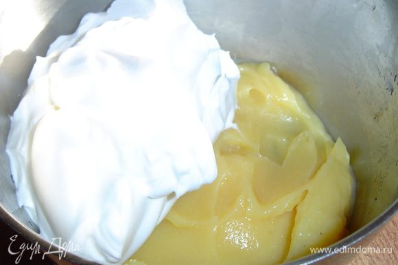 Взбиваем сливки, постепенно добавляя сахарную пудру, а в конце кладем щепотку ванилина. К лимонному крему добавляем взбитые сливки и аккуратно перемешиваем.