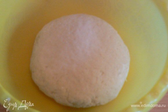 пшеничную муку и замесить плотное и гладкое тесто. Скатать тесто в шар и дать ему подойти в теплом место 1,5-2 часа.