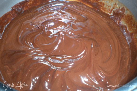 Осторожно на слабом огне расплавить шоколад, добавить сливки.
