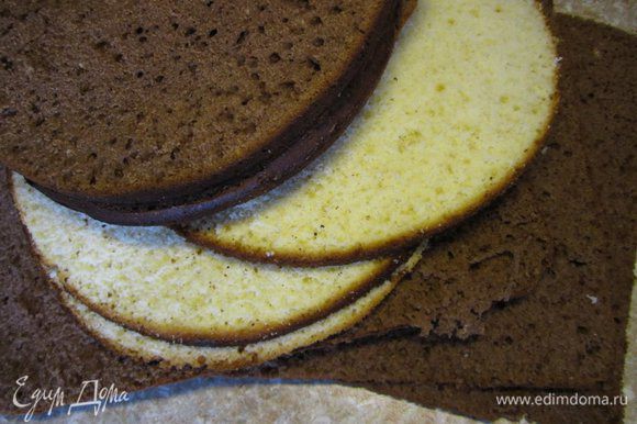 Приготовить бисквиты по рецепту http://www.edimdoma.ru/retsepty/38569-biskvit-na-kipyatke-belyy. Бисквиты можно выпекать в формах разного размера, чтобы оставалось меньше обрезков.