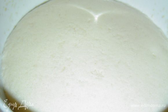 В 100 мл теплого молока разводим дрожжи, добавляем сахар, соль и 1 ч.л. муки, перемешиваем и оставляем до появления " шапочки".