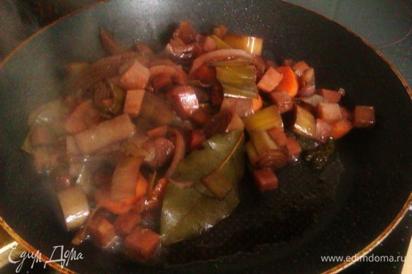 Процеживаем маринад в кастрюльку побольше, овощи и специи обжариваем на сковороде из-под мяса минут 5.