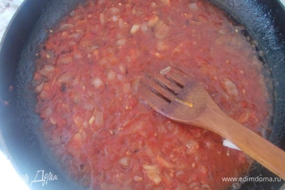 Добавить к луку мелко порезанные помидоры. Если нет помидоров,можно развести водой томатную пасту.