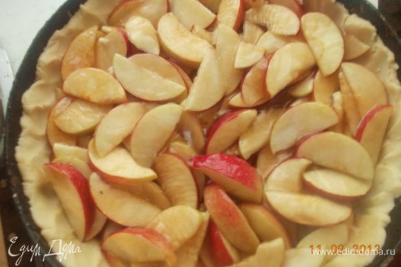 Тесто раскатать и уложить в форму с бортами. Выложить туда яблоки и вылить сироп.