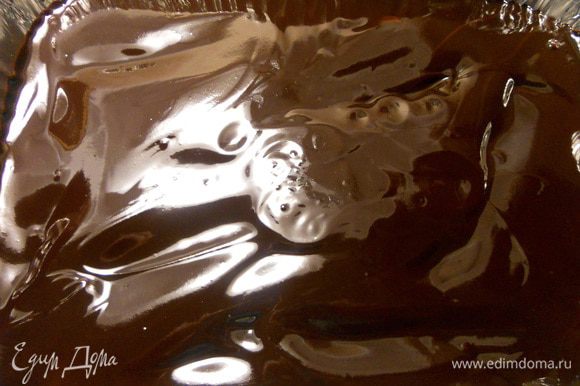 На водяной бане растопить шоколад и масло, покрыть средний слой. Вернуть в холодильник, до полного застывания шоколада. Нарезать, лучше всего с помощью горячего ножа, и подавать!
