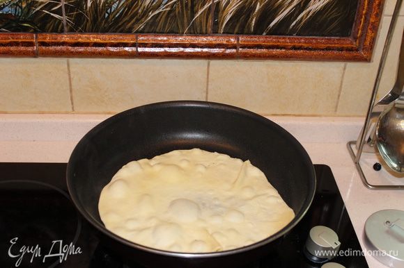 Разделить тесто на шарики (примерно 5-6 см диаметром), раскатать каждый шарик скалкой (тонко) и жарить на раскаленной сковороде с добавлением топленого масла